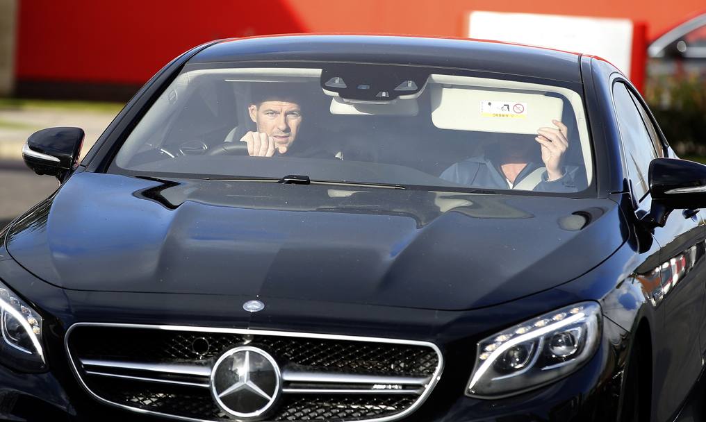 Il capitano del Liverpool Steven Gerrard esce dal centro di allenamento di Melwood, a Liverpool, dopo l’annuncio che a fine campionato lascer i Reds (Action Images) 